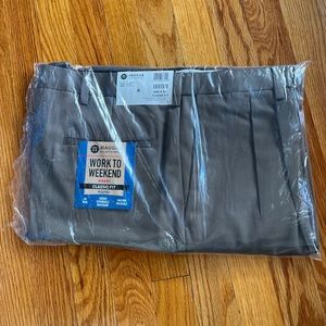 Haggar Men's Work to Weekend No Iron Twill Pleat Front.  44x32 brown